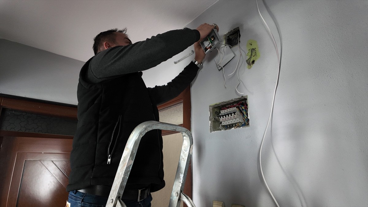 Kahramanmaraş Büyükşehir Belediyesince işitme engelli bireyler için "ışıklı kapı zili" projesi...