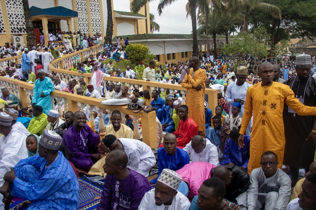 Kamerun'un başkenti Yaounde'de Müslümanlar, Ramazan Bayramı namazı için camilere akın etti....