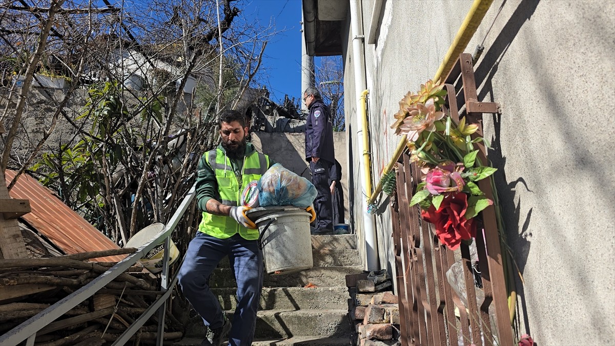 Karabük'te 1 kamyon çöp çıkarılan ev ve bahçe, belediye ekiplerince temizlendi.