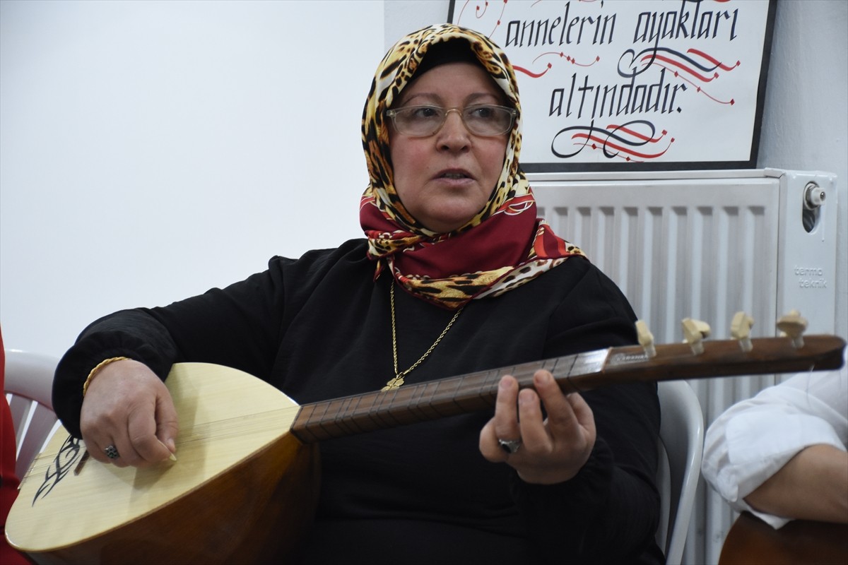 Karaman'da düzenlenen bağlama kursuna katılan ev hanımları, günün stresini kursta hem çalıp hem...