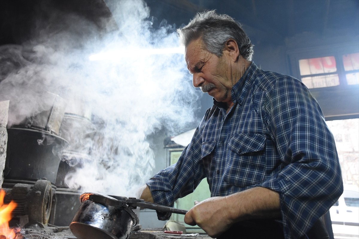Karaman'da yaşayan 68 yaşındaki kalaycı ustası Yusuf Güder, yaklaşık 57 yıl önce çocuk yaşta...