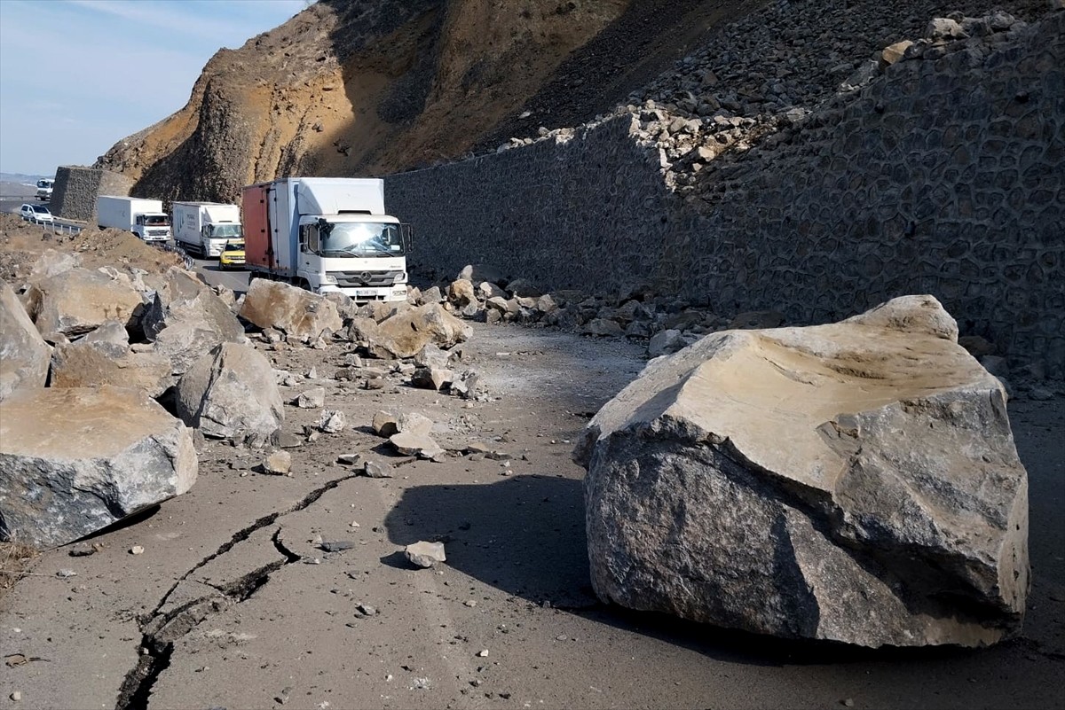 Kars'ın Sarıkamış ilçesinde meydana gelen heyelan, kara yolunda ulaşımı bir süre aksattı. ...