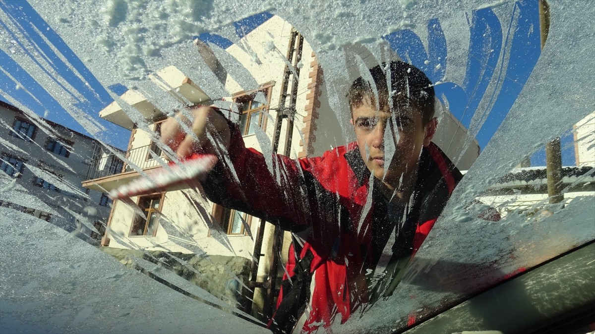 Kars'ın Sarıkamış ilçesinde soğuk hava etkili oldu. Gece hava sıcaklığının sıfırın altında 9...