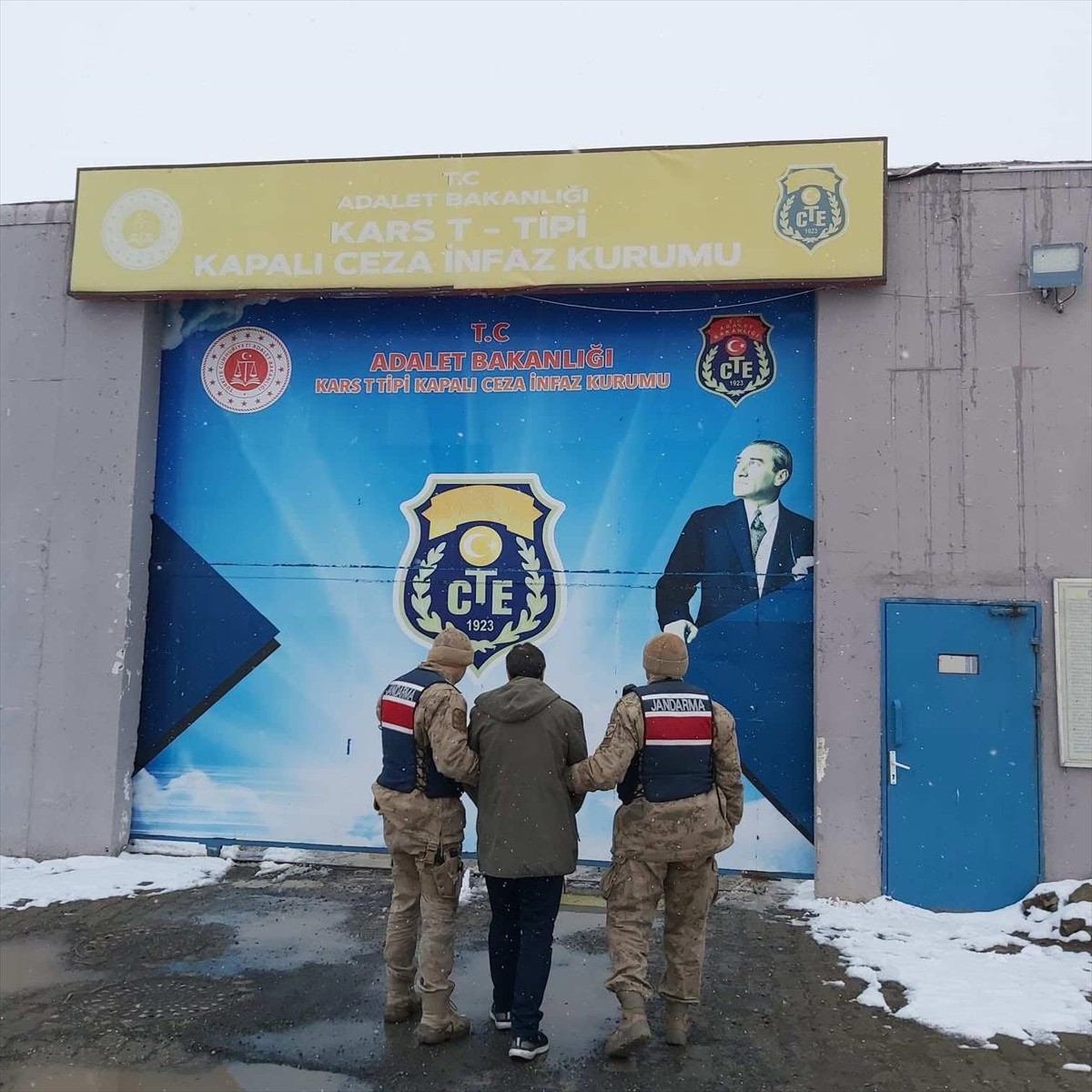 Kars'ta 11 yıl 8 ay kesinleşmiş hapis cezası bulunan firari cinayet zanlısı, gizlendiği köy evinde...