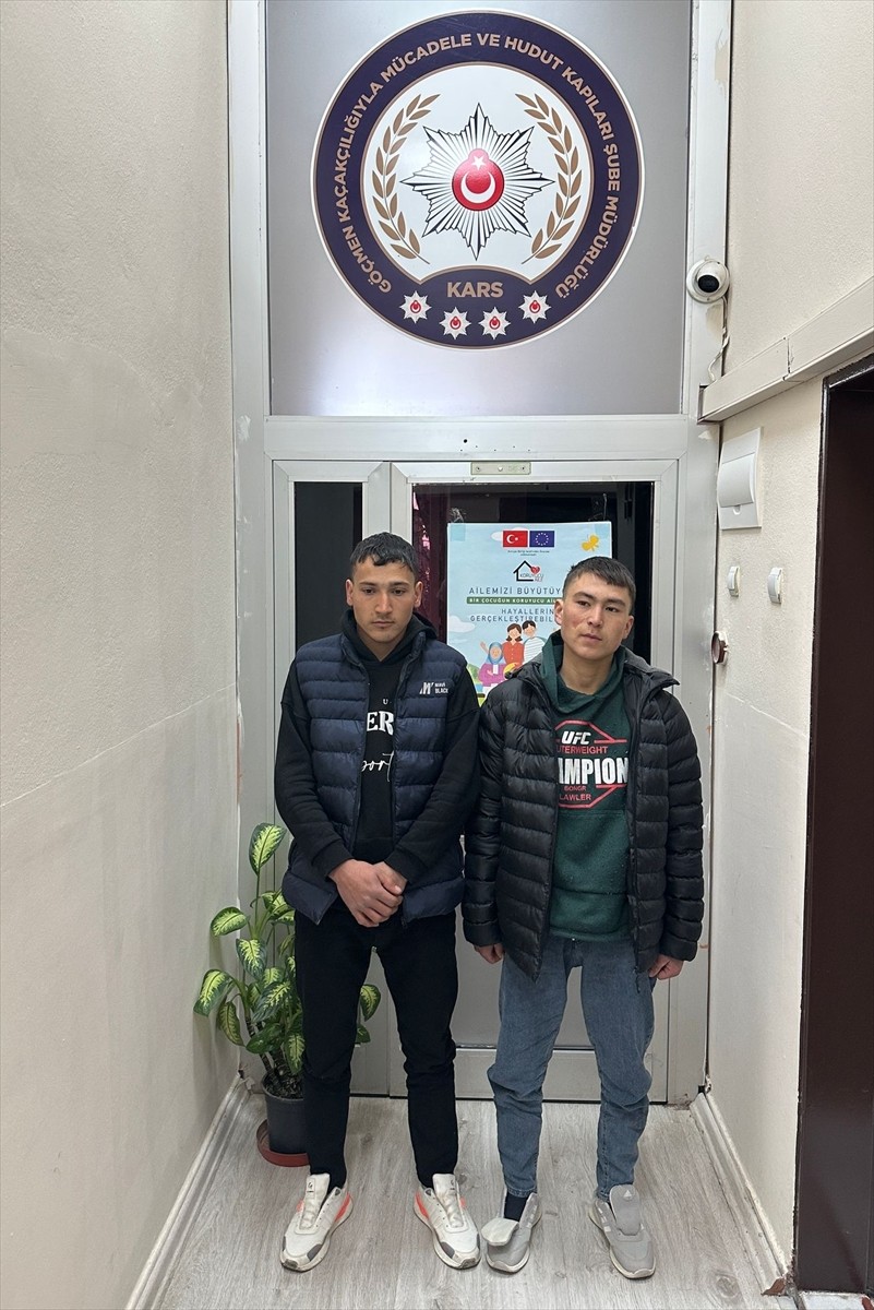 Kars'ta yasa dışı yollarla yurda giren ve bazılarında sahte pasaport bulunan 6 düzensiz göçmen...