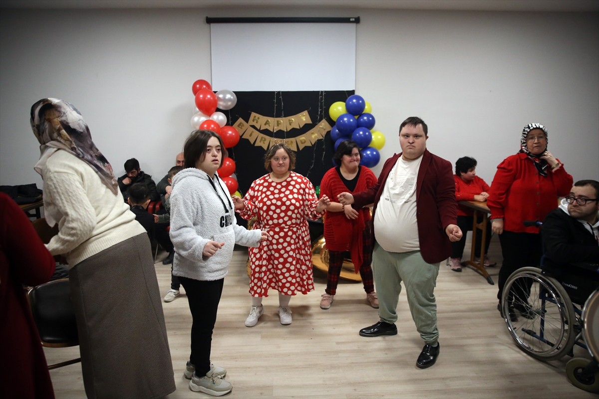 Kastamonu'da yaşayan down sendromlu ikizler Özge (sağda) ve Berke (solda) için, ailesi ile Özel...