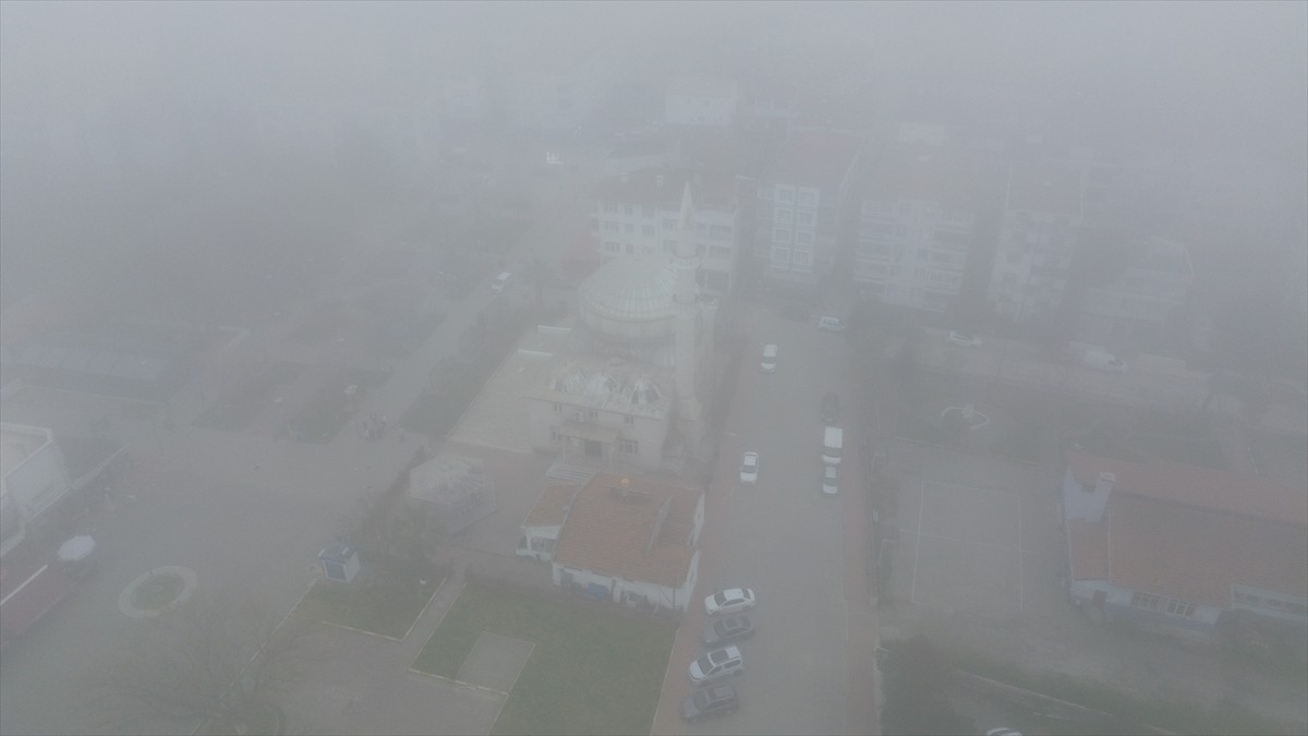 Kastamonu'nun Abana ve Bozkurt ilçelerinde sis etkili oldu.