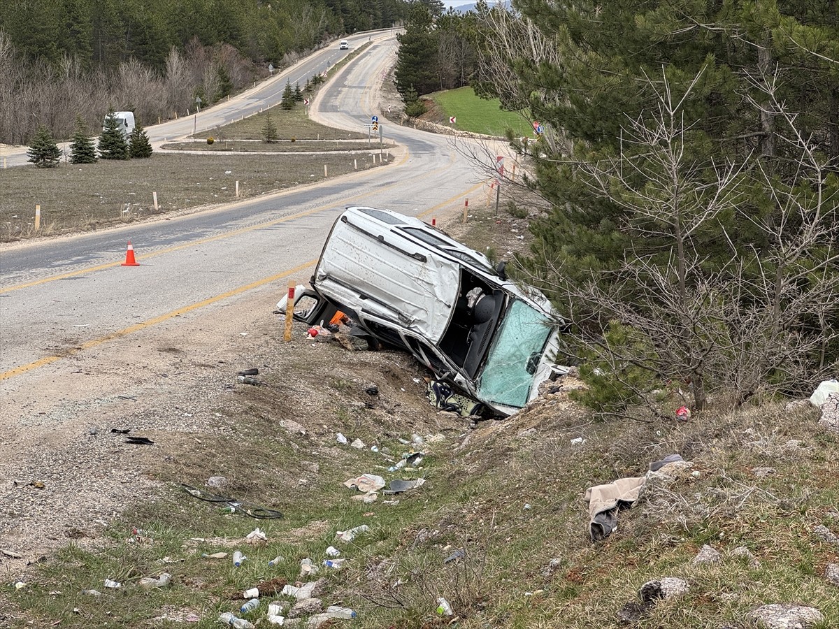 Kastamonu'nun Araç ilçesinde hafif ticari aracın devrilmesi sonucu 3 kişi yaralandı.