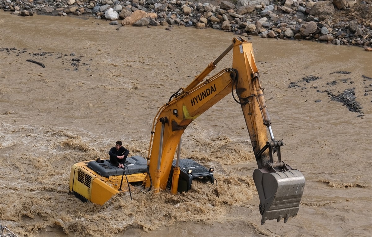 Kastamonu'nun Bozkurt ilçesinde debisi yükselen Ezine Çayı'nda mahsur kalan ekskavatör operatörü...