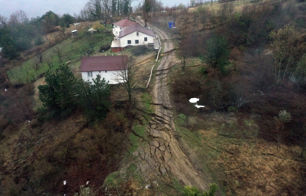 Kastamonu'nun Çatalzeytin ilçesinde heyelan nedeniyle 2 ev zarar gördü, yolda çökmeler meydana...