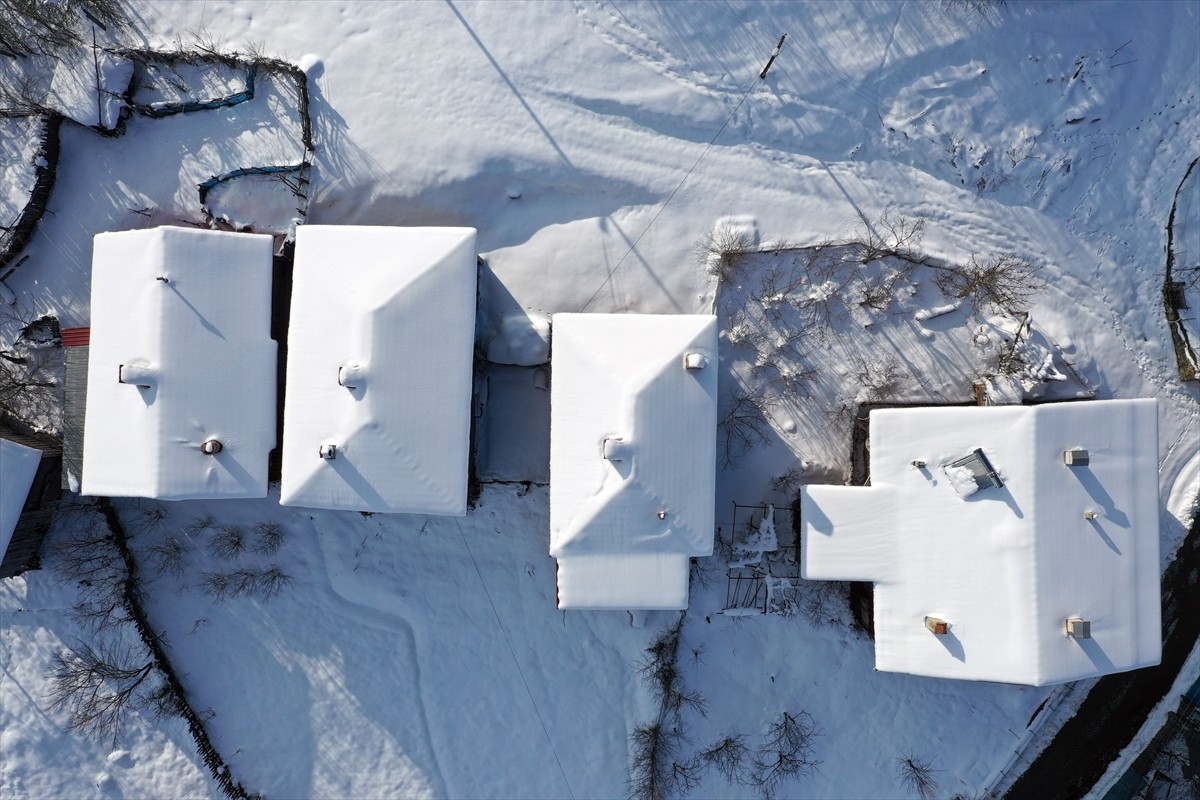 Kastamonu'nun Pınarbaşı ilçesinde bulunan tarihi ahşap evler, beyaza büründü.