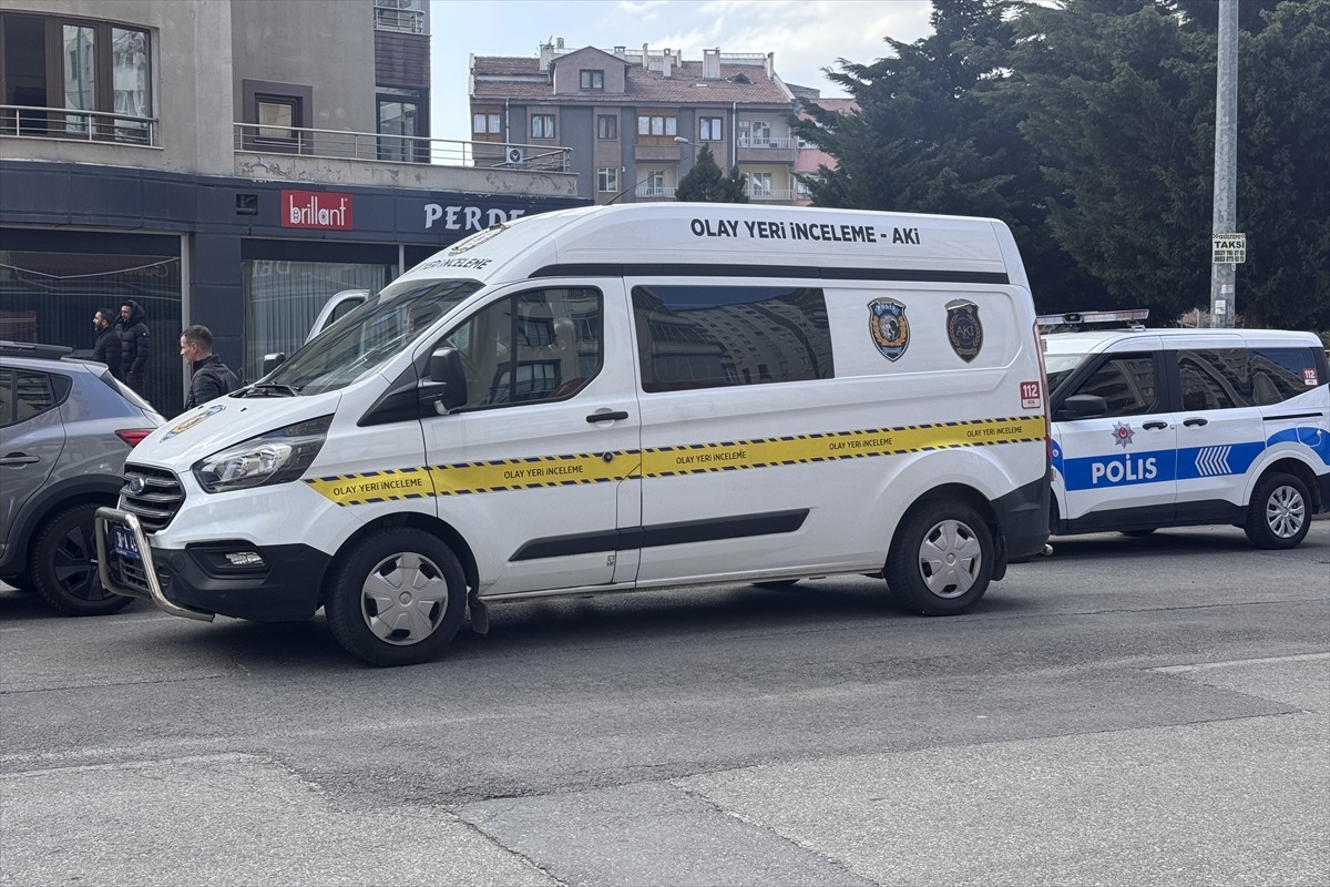 Kayseri'de çıkan bıçaklı silahlı kavgada 2 kişi yaralandı. Olay yerine polis ve sağlık ekipleri...