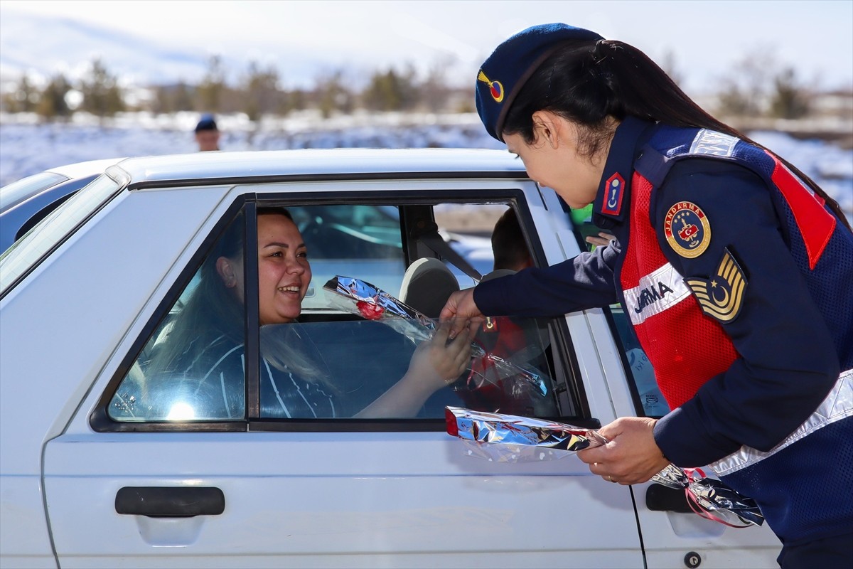 Kayseri'de kadın jandarmalar, kontrol noktasında durdurdukları araçlardaki hemcinslerine karanfil...
