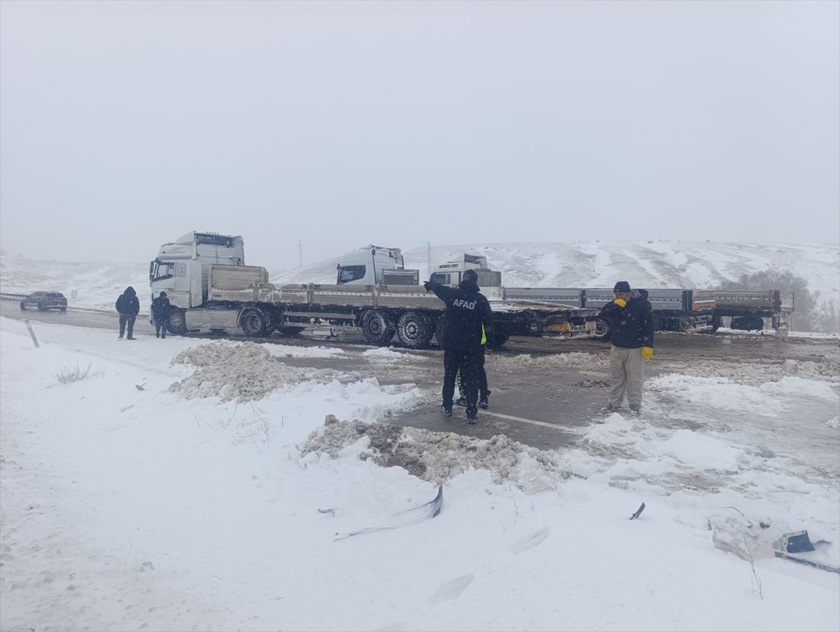 Kayseri'de kar ve tipi nedeniyle yollarda mahsur kalan 911 kişi ekiplerce kurtarıldı. Emniyet...