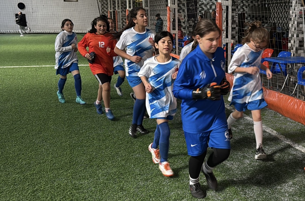 Kayseri'de okul sporları kapsamında düzenlenen turnuvalarda üç yıldır namağlup il birincisi olan...