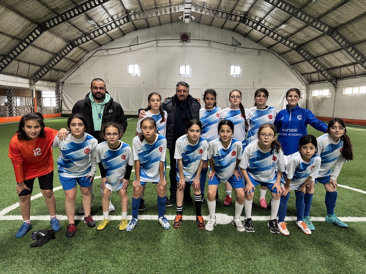 Kayseri'de okul sporları kapsamında düzenlenen turnuvalarda üç yıldır namağlup il birincisi olan...