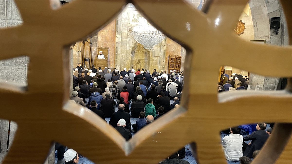 Kayseri'de, Ramazan Bayramı için namaz kılmak isteyenler camileri doldurdu. Tarihi Camii Kebir...