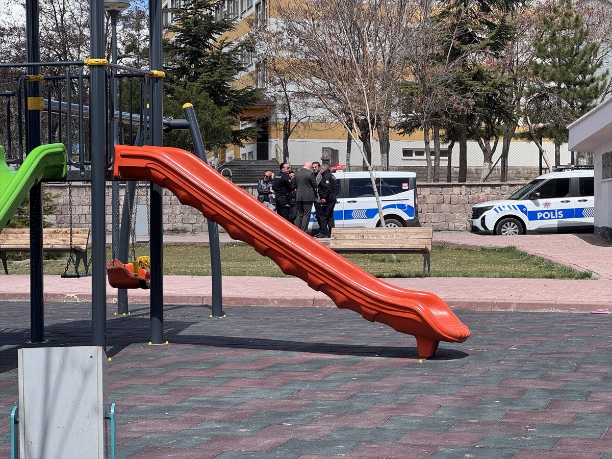 Kayseri'nin Kocasinan ilçesinde bir parkta çıkan kavgada bıçaklanan 14 yaşındaki çocuk ağır...