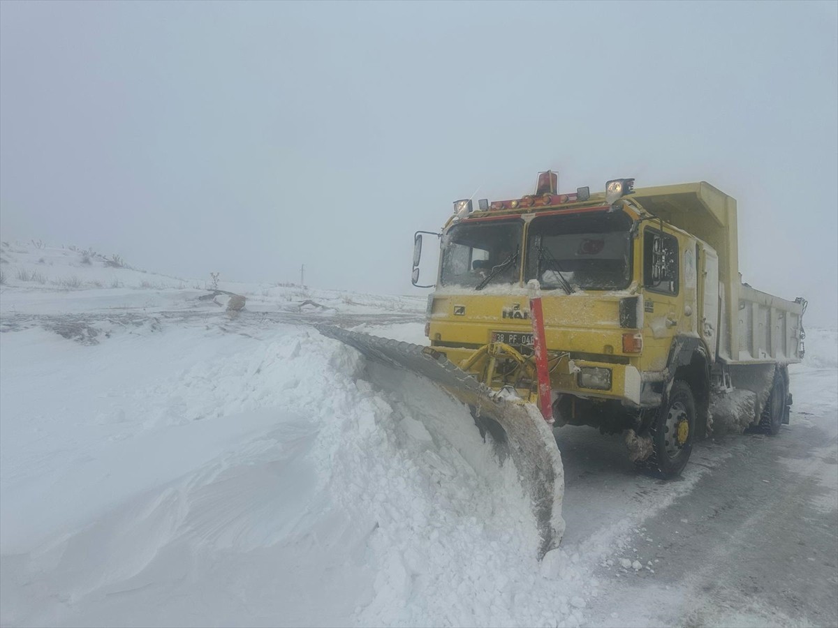 Kayseri Büyükşehir Belediyesi, kar yağışı nedeniyle kırsal kesimlerde kapanan 203 mahalle yolunu...