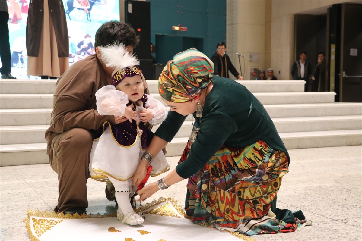 Kazakistan'da, devlet korumasındaki çocuklardan yürümeye yeni başlayanlar için "duşak kesme"...