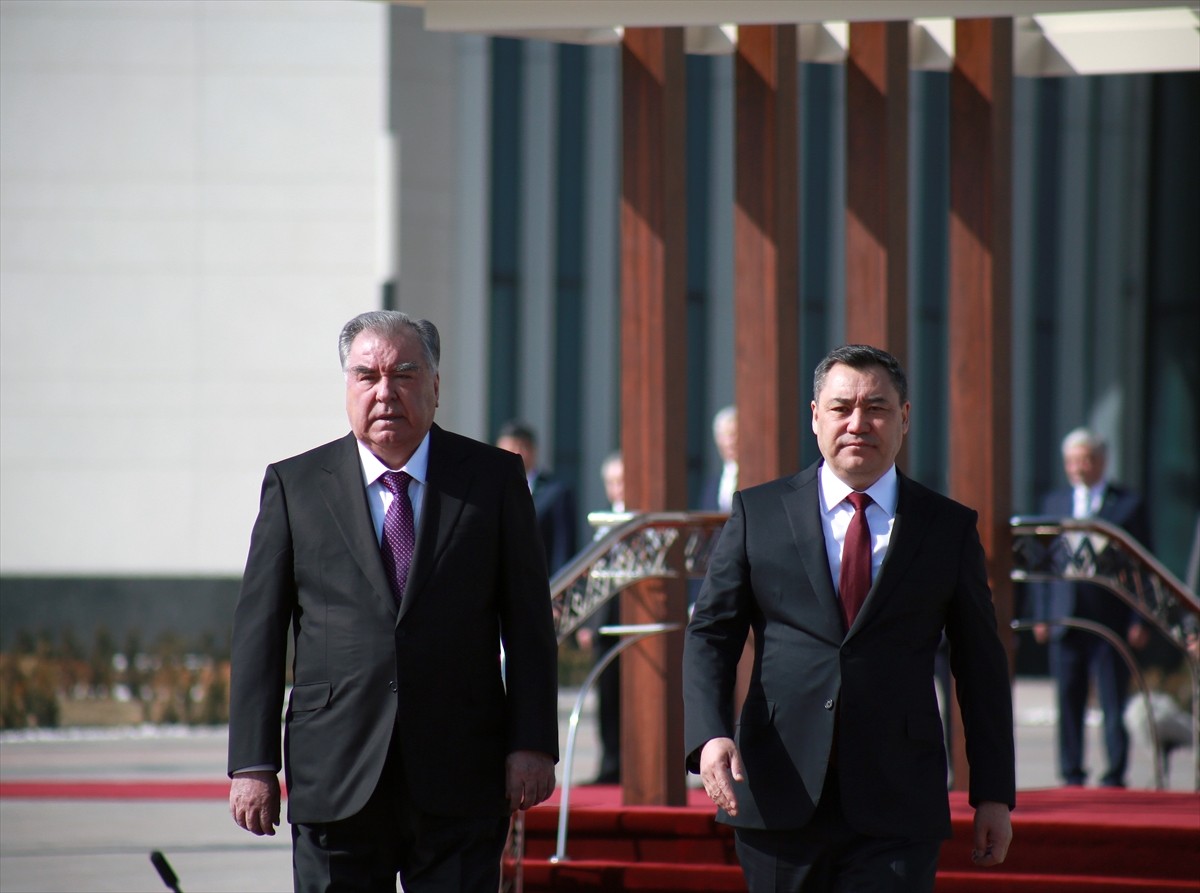 Kırgızistan Cumhurbaşkanı Sadır Caparov, ülkeyi ziyaret eden Tacikistan Cumhurbaşkanı İmamali...