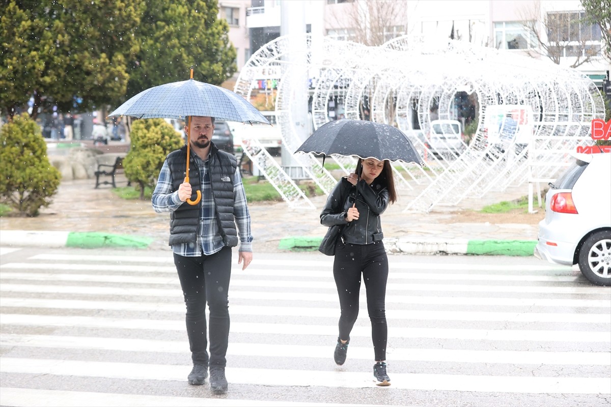 Kırklareli'nde sağanak hayatı olumsuz etkiledi. Kentte öğleden sonra başlayan sağanak zaman zaman...
