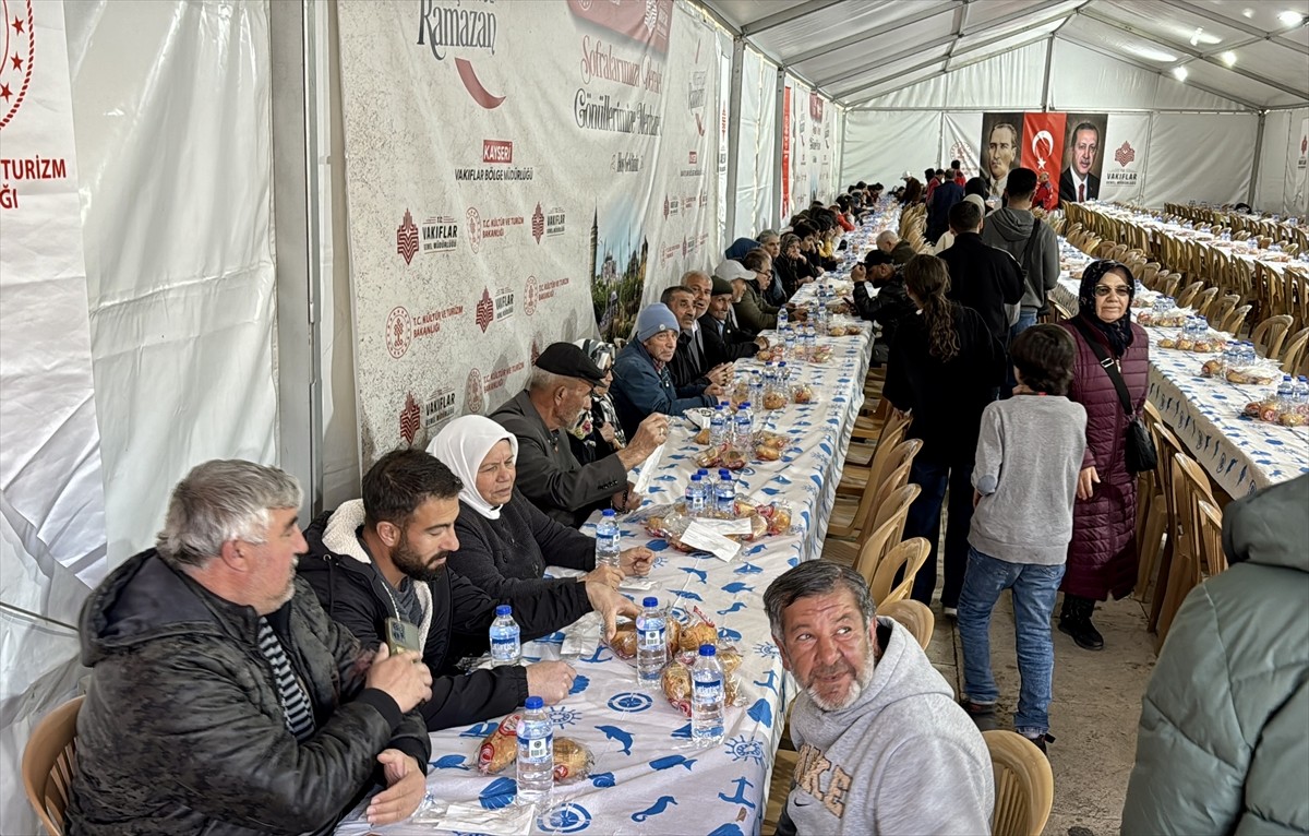 Kırşehir Valiliği ve Vakıflar Kayseri Bölge Müdürlüğünce Ahi Evran Külliyesi'nde kurulan iftar...