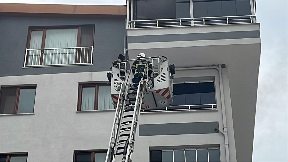 Kocaeli'nin Derince ilçesinde 7 katlı binada çıkan yangında mahsur kalan 2'si çocuk 8 kişi itfaiye...