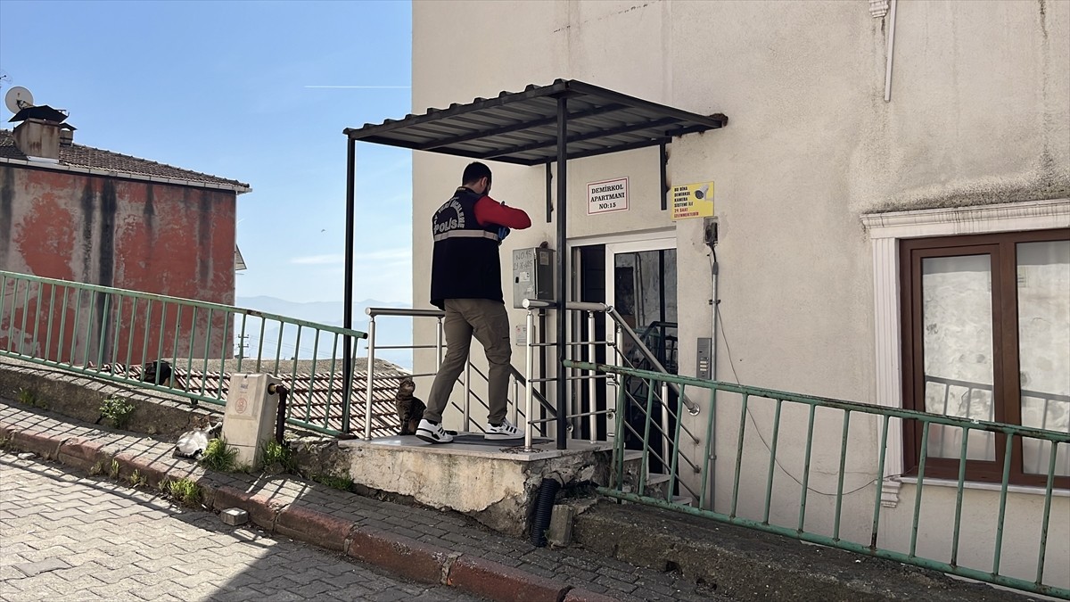 Kocaeli'nin İzmit ilçesinde tabancanın kazara ateş alması sonucu yaralanan kadın hastaneye...