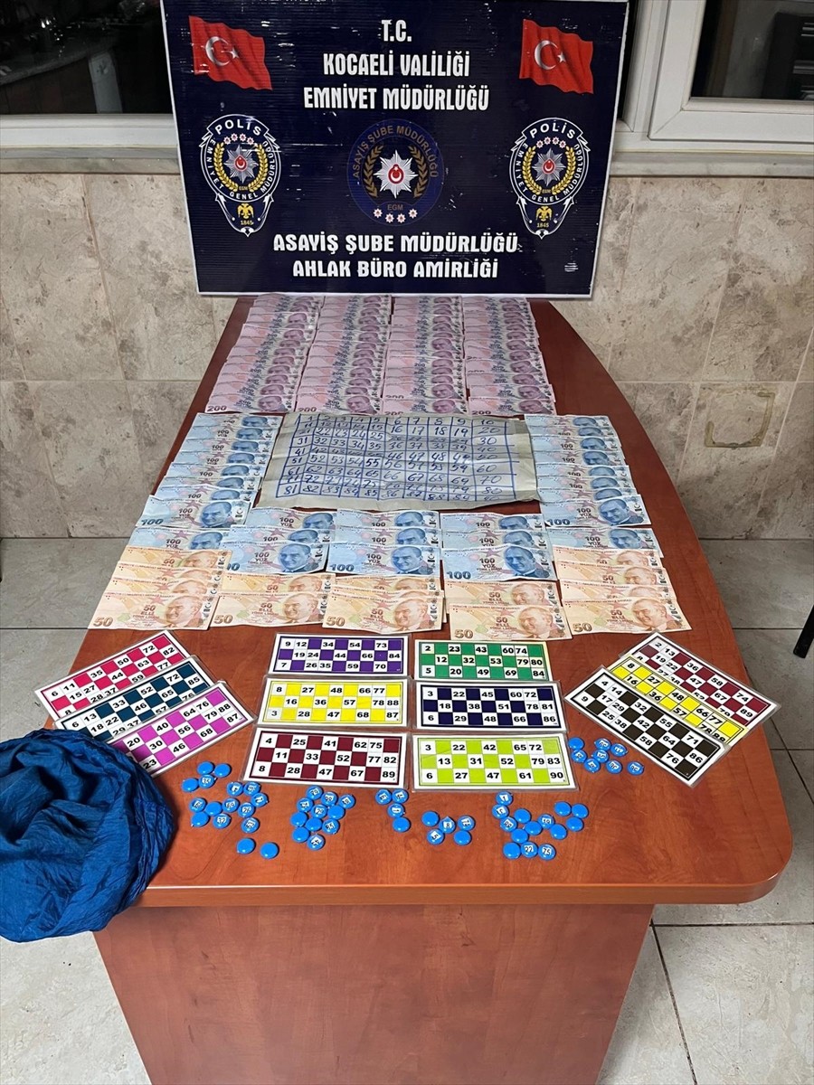 Kocaeli'nin Kartepe ilçesinde kumar oynayan 8 kişiye 73 bin 976 lira para cezası uygulandı....