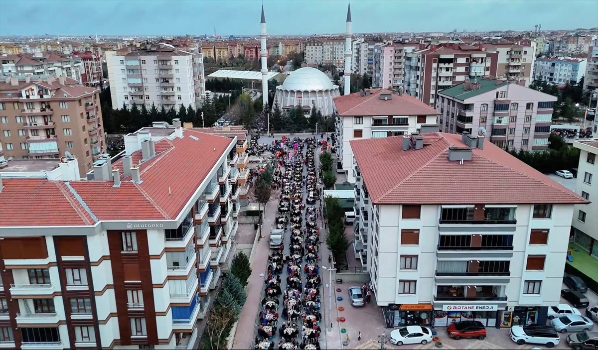 Konya'da iş insanı 6 kardeş, toplu iftar geleneğini yaşatmak amacıyla 16 yıldır Kadir Gecesi'ne...