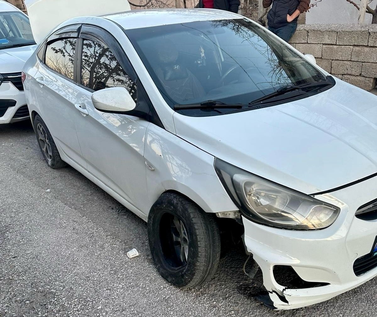 Konya'da polis ekiplerinin kovalamacası sonucu yakalanan 2 göçmen kaçakçısı tutuklandı. Araçtaki 2...