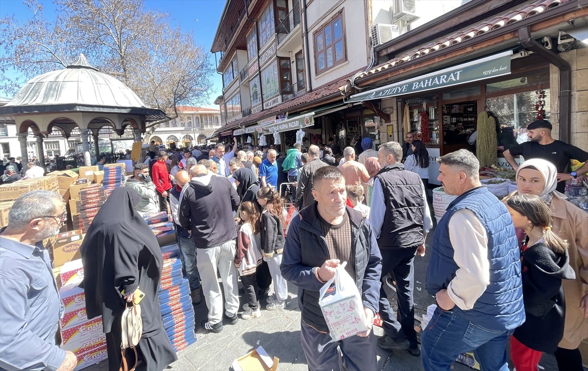 Konya'da, Ramazan Bayramı arifesinde tarihi Bedesten Çarşısı ile Türbeönü Çarşısı'da başta şeker...