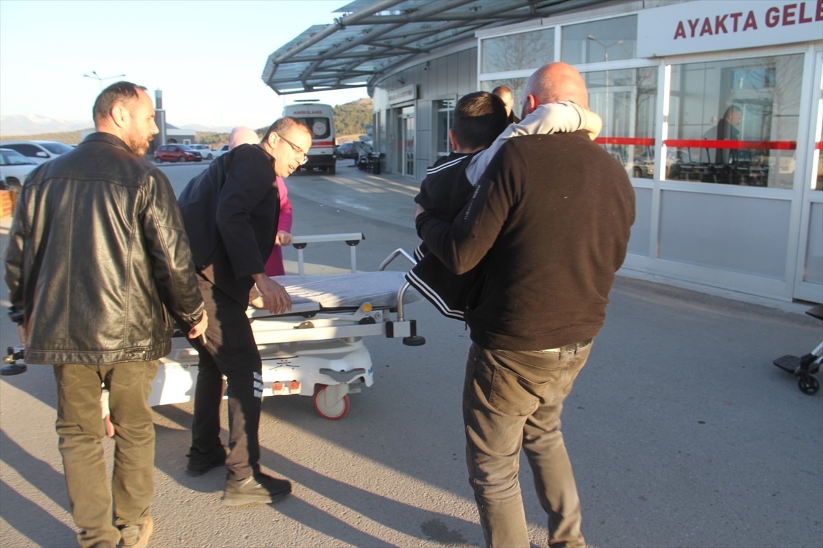 Konya'nın Beyşehir ilçesinde, sahipsiz köpekten kaçarken düşen 13 yaşındaki çocuğun kalça kemiği...