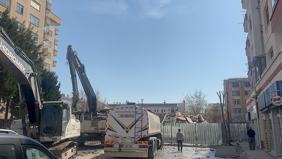 Konya'nın merkez Selçuklu ilçesinde, 6 katlı bina çöktü.