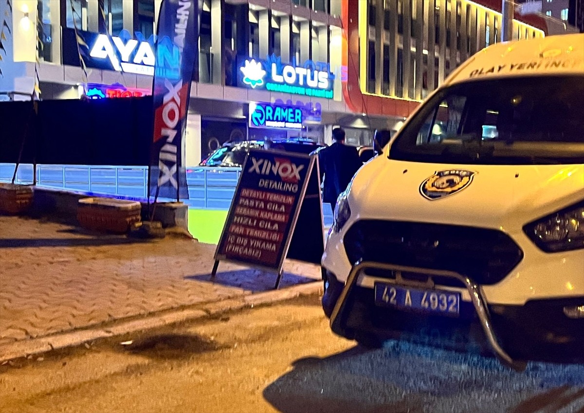 Konya Merkez Selçuklu ilçesinde çıkan silahlı kavgada 2 kişi yaralandı. Ekipler olay yerine...