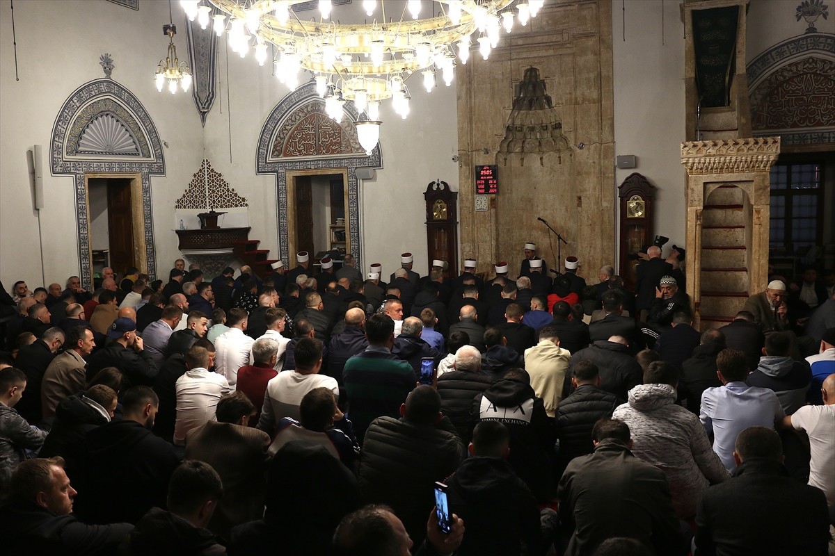 Kosova'da Müslümanlar, Ramazan Bayramı namazını kılmak için camilerde bir araya geldi. Başkent...