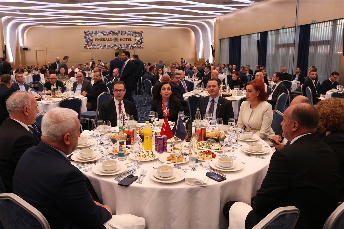 Kosova Cumhurbaşkanı Vjosa Osmani (ortada), Türkiye'nin Priştine Büyükelçiliği ve Kosova Türkiye...