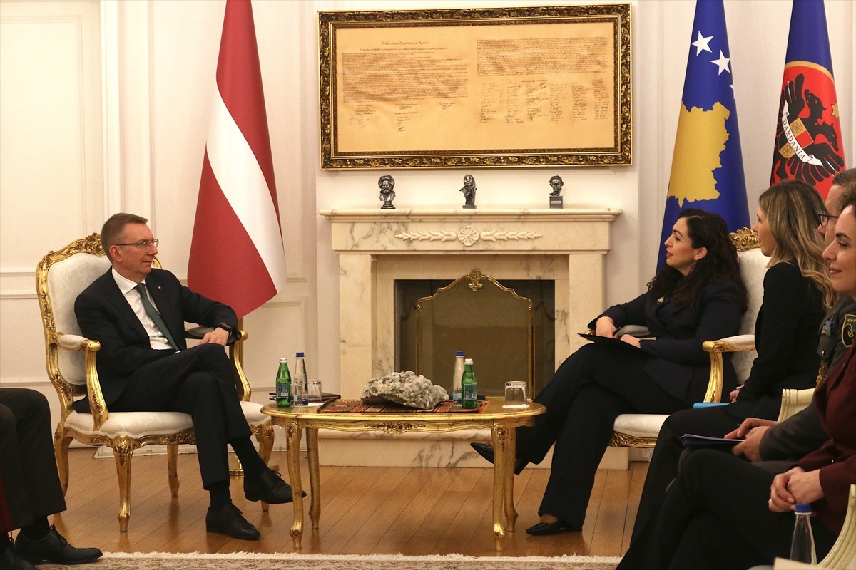 Kosova Cumhurbaşkanı Vjosa Osmani (sağda) ile Letonya Cumhurbaşkanı Edgars Rinkevics (solda)...