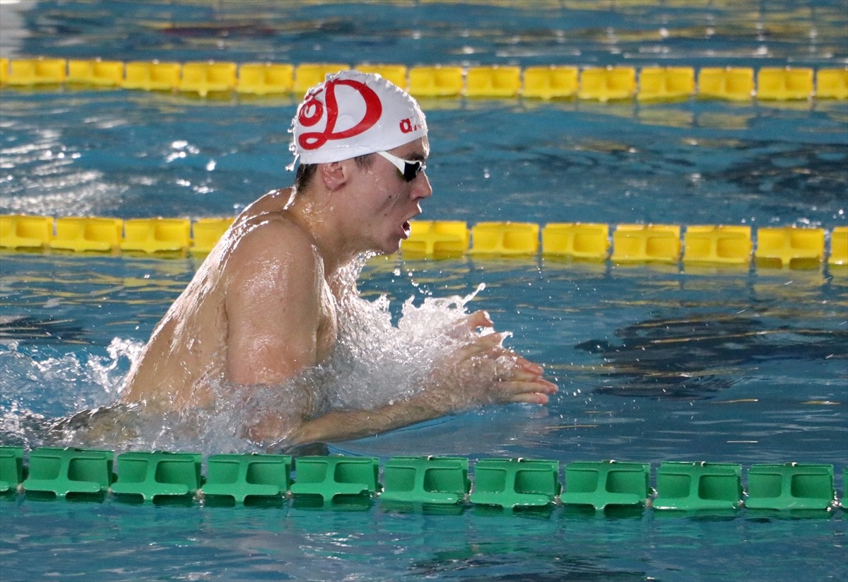 Küçük yaşlarda sırtında yaşadığı problem nedeniyle yüzmeye başlayan, birçok başarının ardından son...