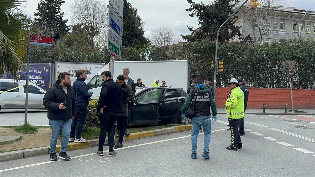 Küçükçekmece Cennet Mahallesi Cengiz Sokak'ta trafik ışıklarında bekleyen 34 DOJ 387 plakalı...