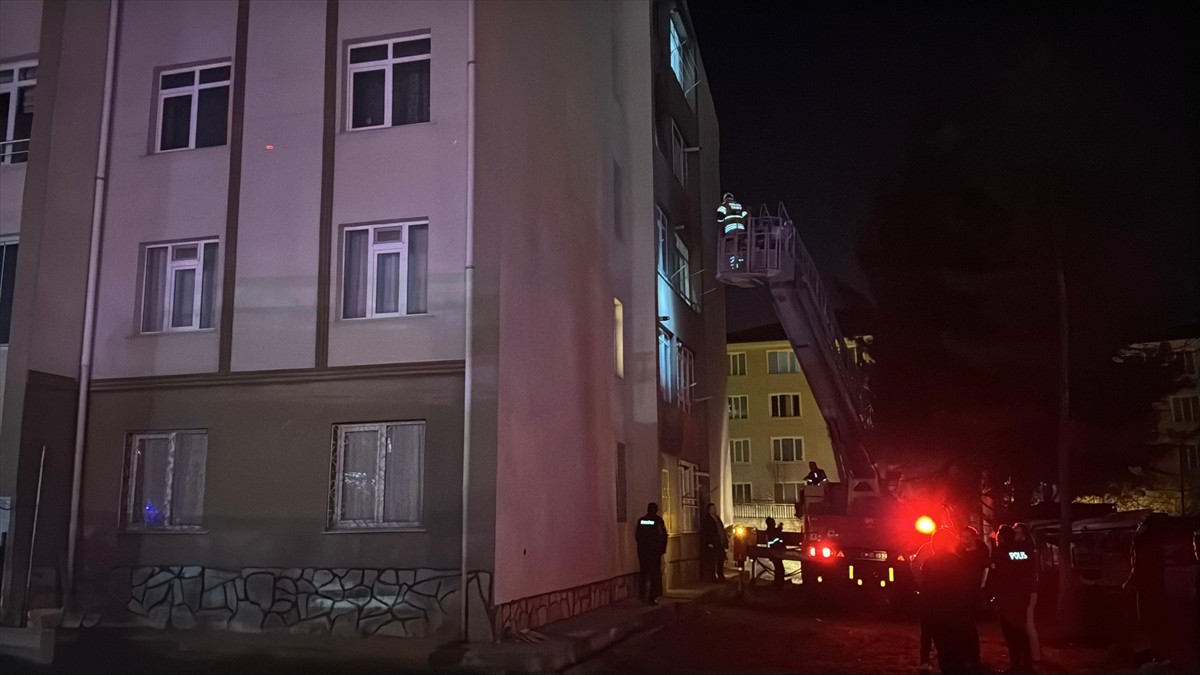 Kütahya'da bir apartman dairesinde çıkan yangında dumandan etkilenen 5 kişi hastaneye...