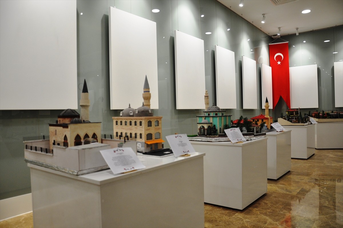 Kütahya'nın tarihi cami, konak ve sembolik yapılarının maketlerini yapan İbrahim Güneş'in "Zamanın...