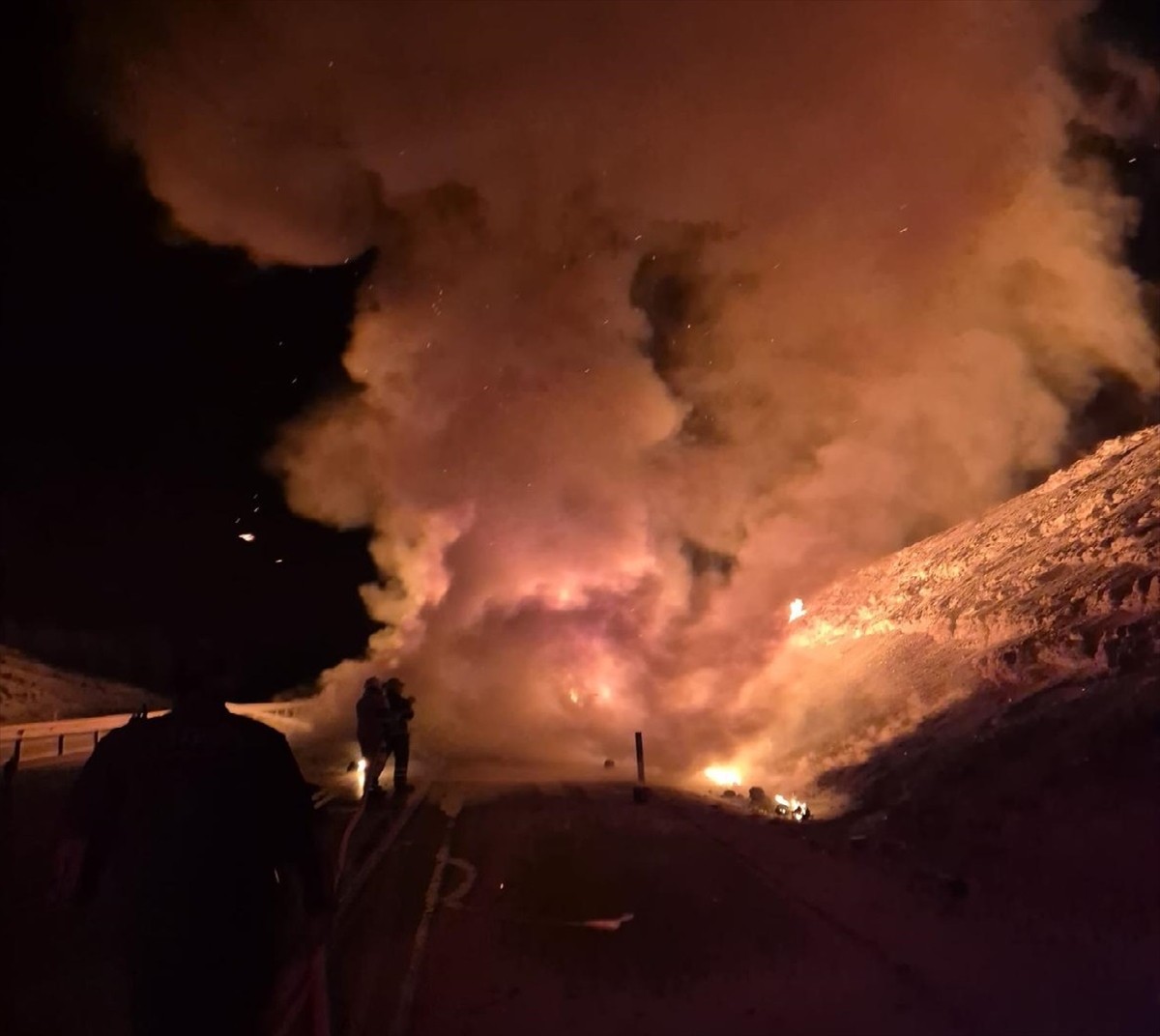 Kütahya-Eskişehir kara yolunda iplik yüklü tırın dorsesinde çıkan yangın ulaşımda aksamaya neden...