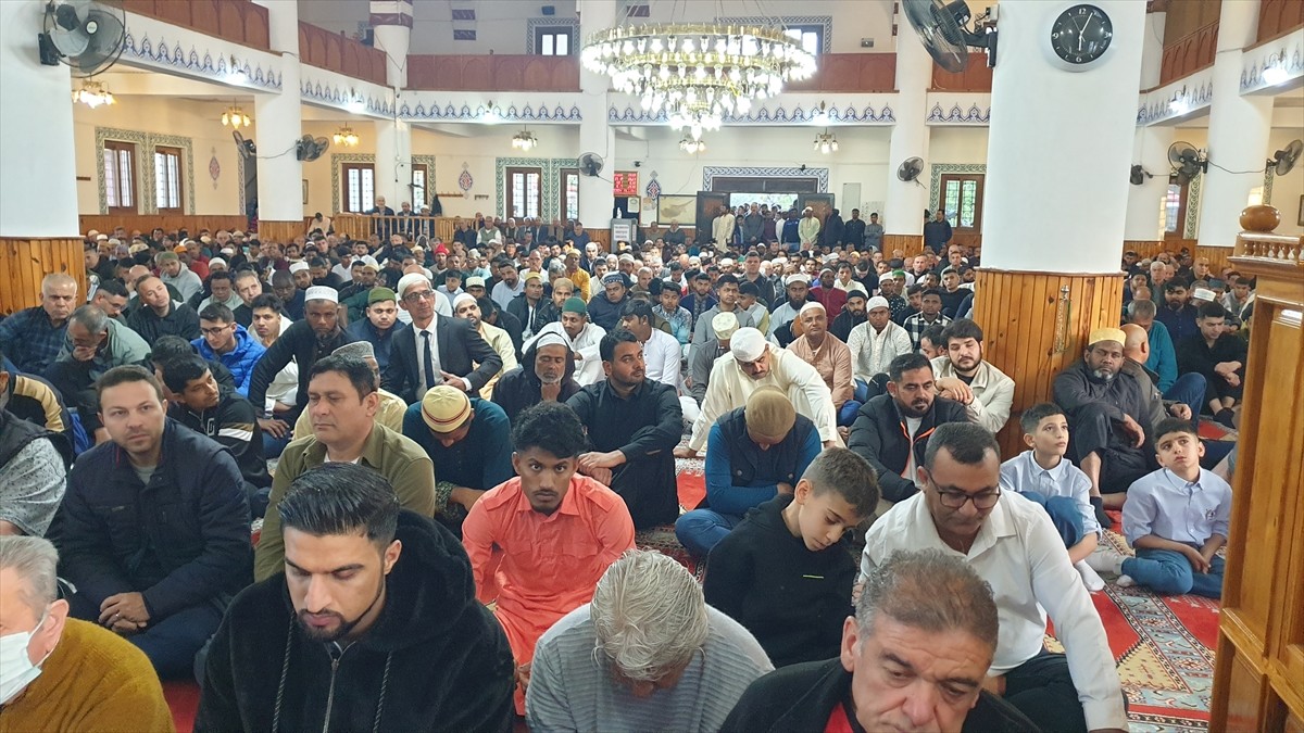 Kuzey Kıbrıs Türk Cumhuriyeti'nde (KKTC), Ramazan Bayramı namazı dolayısıyla vatandaşlar camileri...