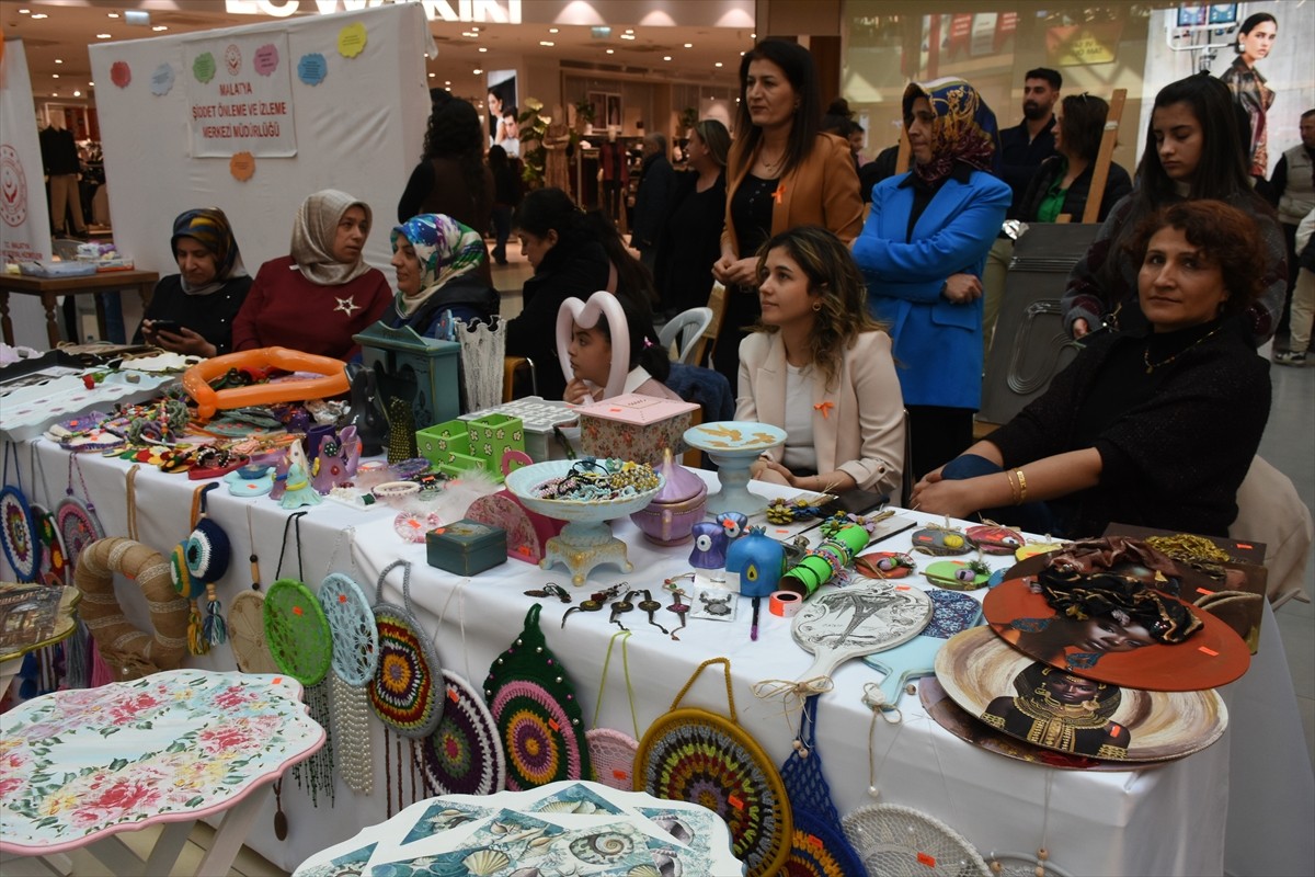 Malatya 'da 8 Mart Dünya Kadınlar Günü dolayısıyla çeşitli etkinlikler gerçekleştirildi. Programda...