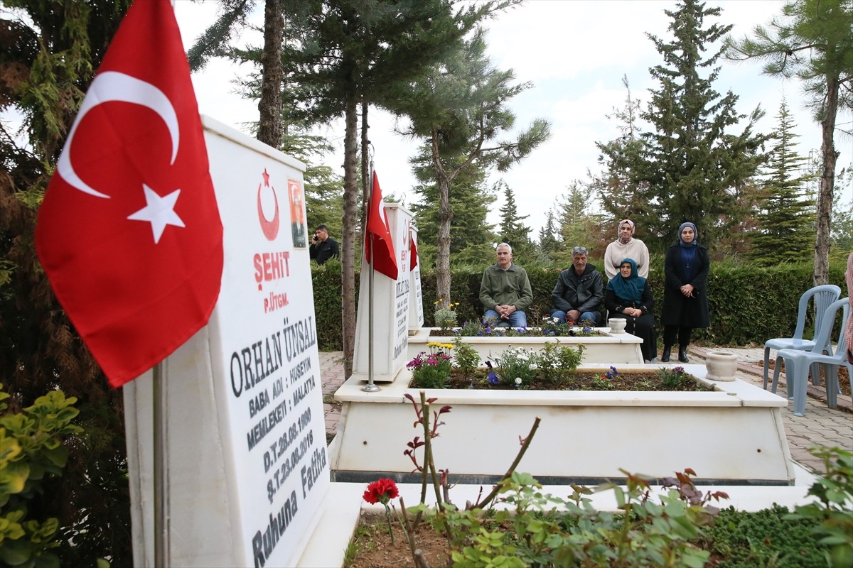 Malatya'da, Ramazan Bayramı dolayısıyla şehitlik ve mezarlık ziyaretleri gerçekleştirildi.