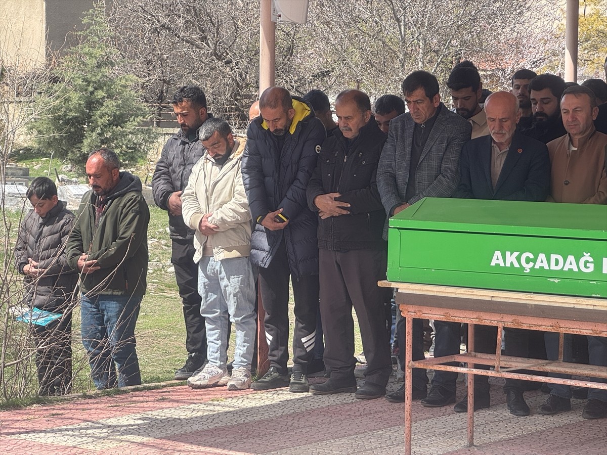 Malatya'nın Akçadağ ilçesinde otomobilin devrilmesi sonucu hayatını kaybeden kişinin cenazesi...