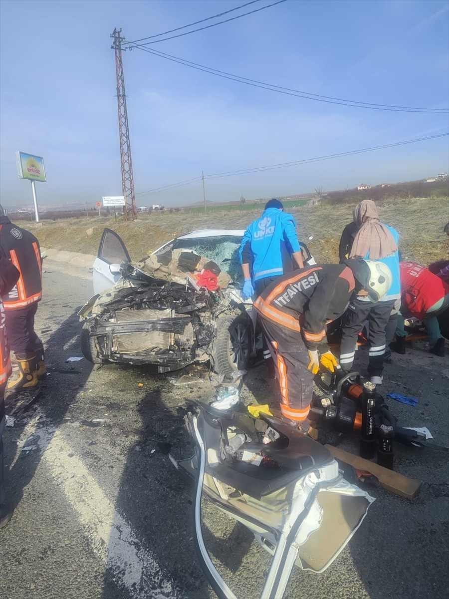 Malatya'nın Battalgazi ilçesinde otomobilin tıra çarpması sonucu ağır yaralanan 3 kişi hastanede...