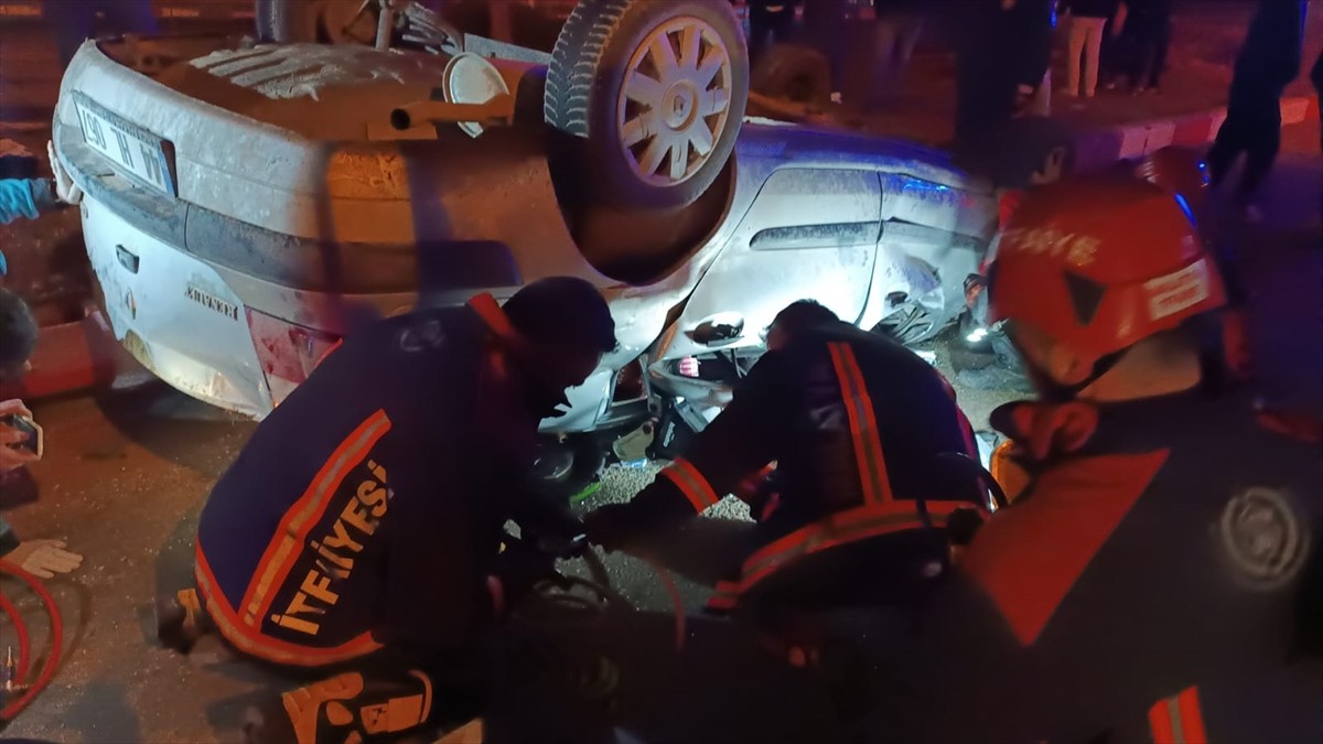 Malatya'nın Yeşilyurt ilçesinde otomobilin devrilmesi sonucu sürücü hayatını kaybetti, bir kişi...